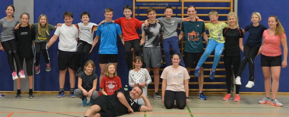 Die Jugendgruppe des SSVaW beim Wintertraining in der Sporthalle, im Hintergrund eine Sprossenwand