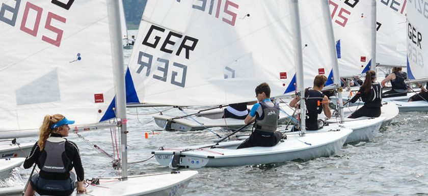 Viele Laser-Jollen an einer Startlinie vor Beginn der Wettfahrt