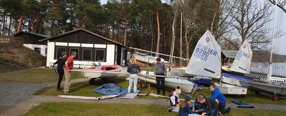 Die Jugendabteilung baut die Segelboote für die kommenden Segelsaison auf.