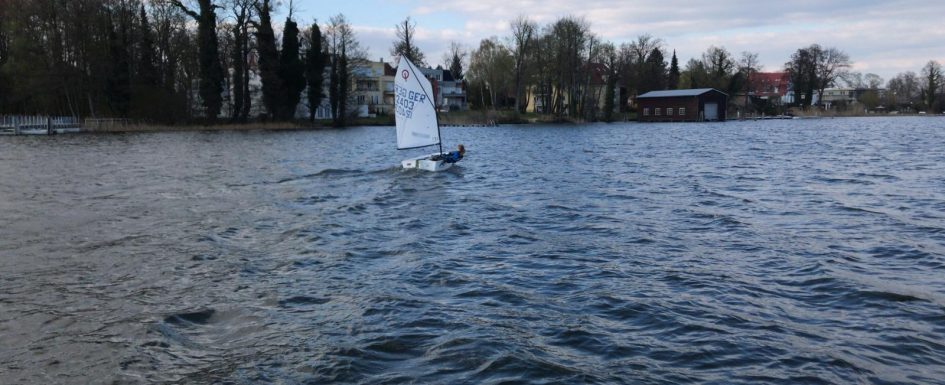 ein Optisegler bei kaltem Wetter