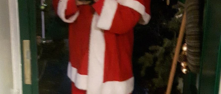 Maik als Weihnachtsmann verkleidet