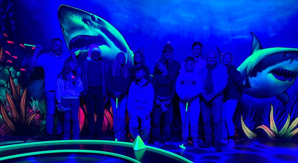 Weihnachtsfeier der Jugend 2025: Schwarzlicht-Minigolf